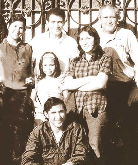 A group of people posing for a photo

AI-generated content may be incorrect.