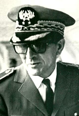 A person in a military uniform

AI-generated content may be incorrect.