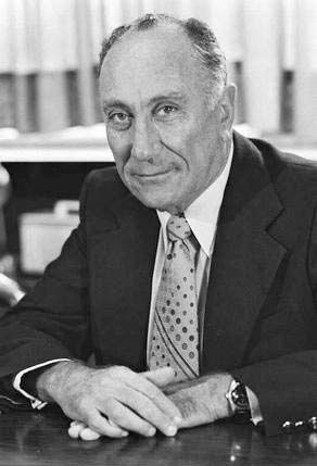 A person in a suit and tie

AI-generated content may be incorrect.