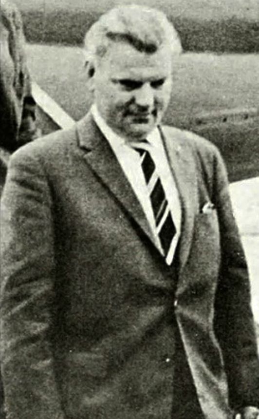 A person in a suit and tie

AI-generated content may be incorrect.