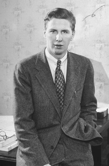 A person in a suit and tie

AI-generated content may be incorrect.