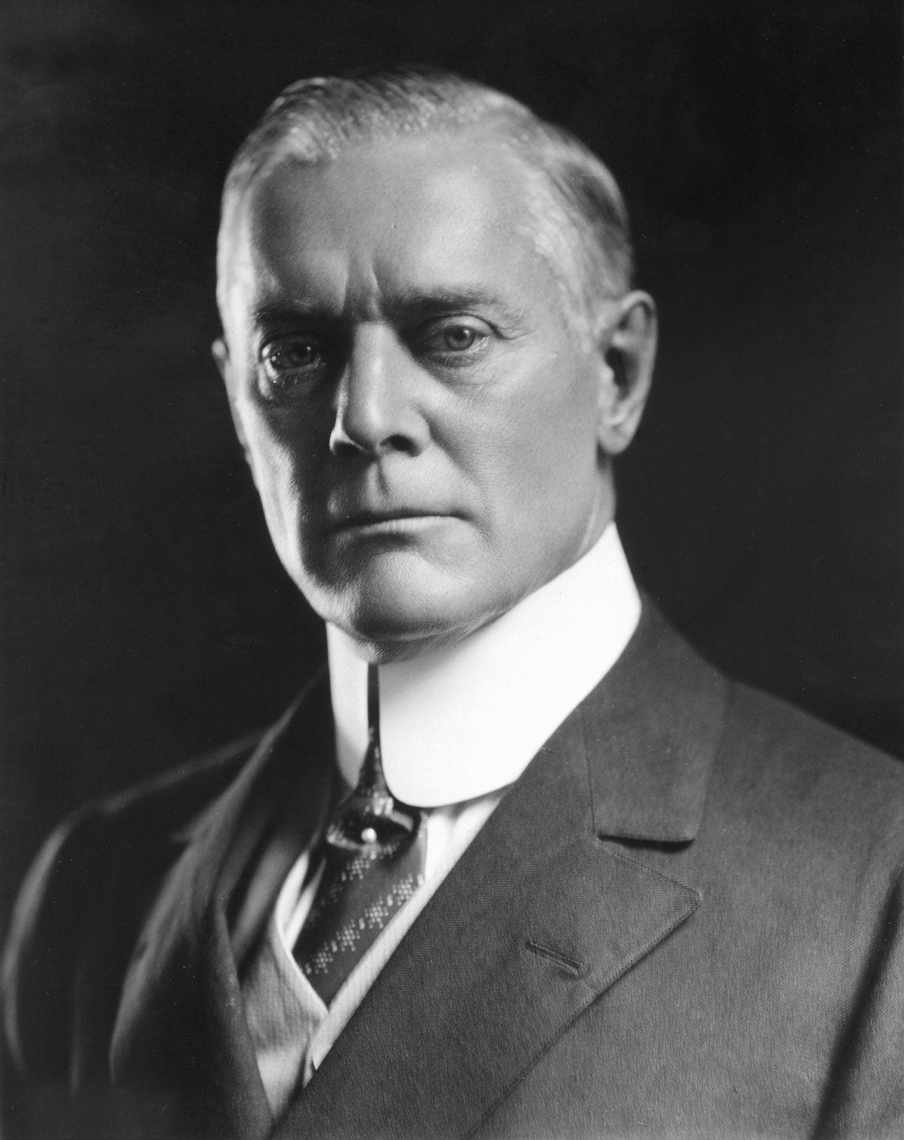 A person in a suit and tie

Description automatically generated