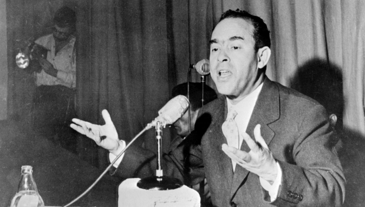 A person speaking into a microphone

AI-generated content may be incorrect.