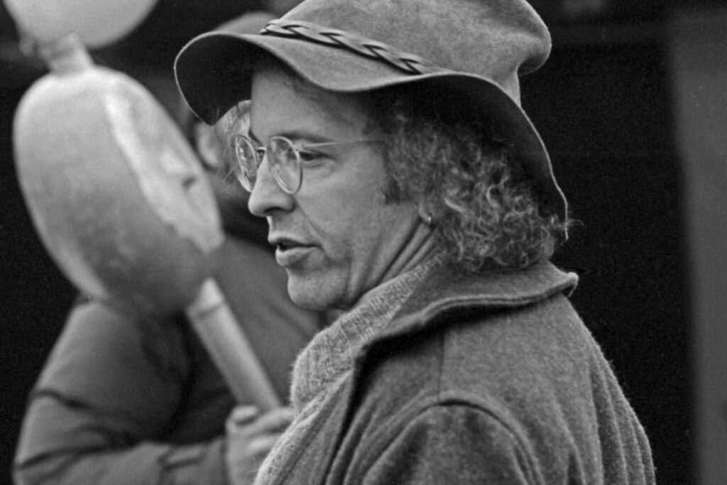 A person wearing a hat and glasses

AI-generated content may be incorrect.