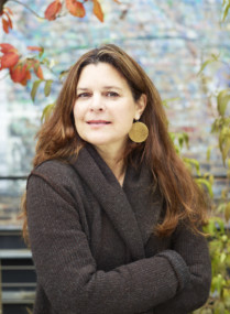 A person with long hair wearing a brown sweater

AI-generated content may be incorrect.