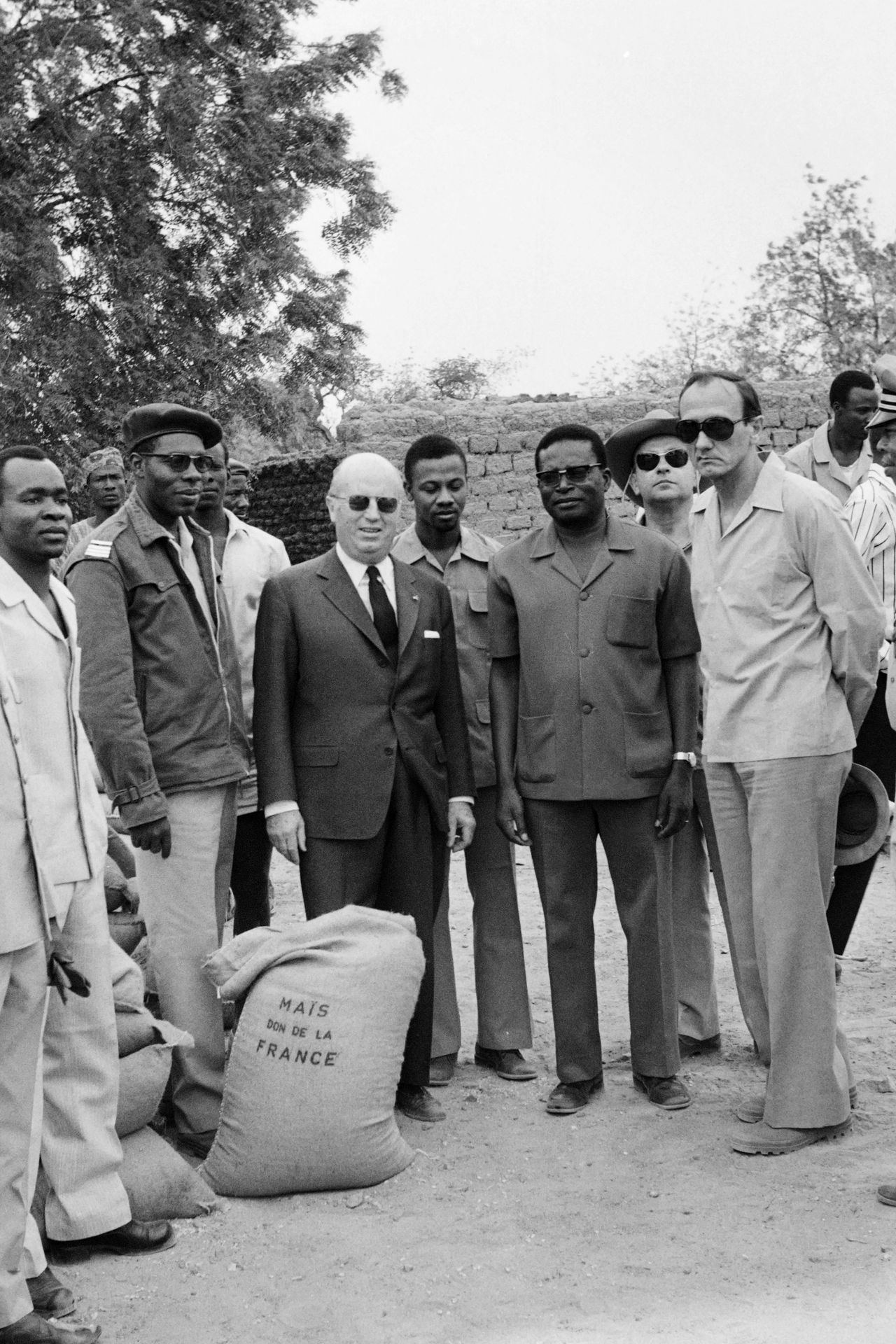 Jouany Ouedraogo, Jacques Foccart, Charles Bila Kabore, Paul Blanc, au Sahel, le 3 mai 1974 ©AFP - STRINGER