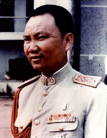 A person in a military uniform

AI-generated content may be incorrect.