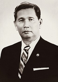 A person in a suit and tie

AI-generated content may be incorrect.