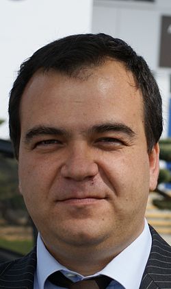 A close-up of a person

AI-generated content may be incorrect.