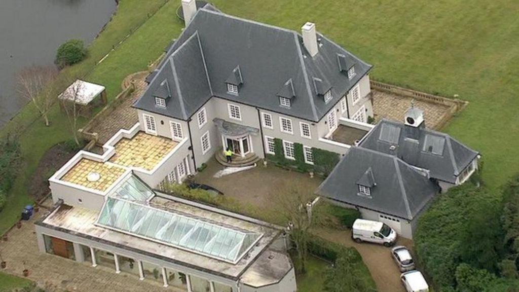 A large house with a green lawn

AI-generated content may be incorrect.