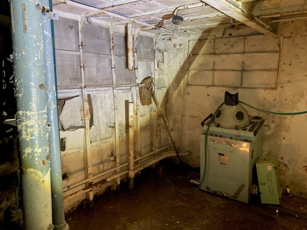 A room with a machine and pipes
AI-generated content may be incorrect.