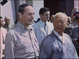 Syngman_Rhee_and_Douglas_MacArthur