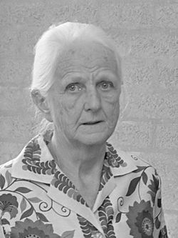 A close-up of an old person
AI-generated content may be incorrect.