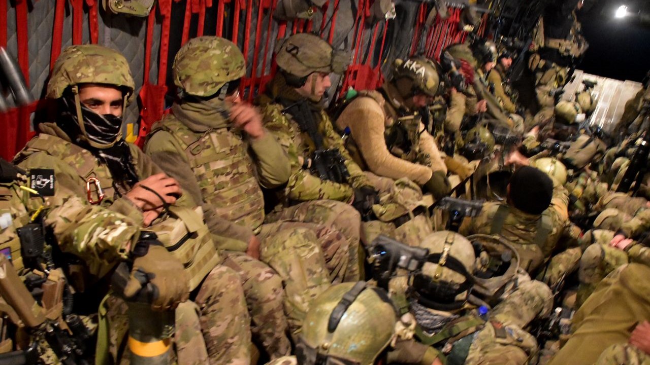 A group of soldiers sitting on a wall
AI-generated content may be incorrect.