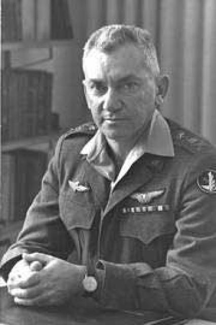 A person in a military uniform
AI-generated content may be incorrect.