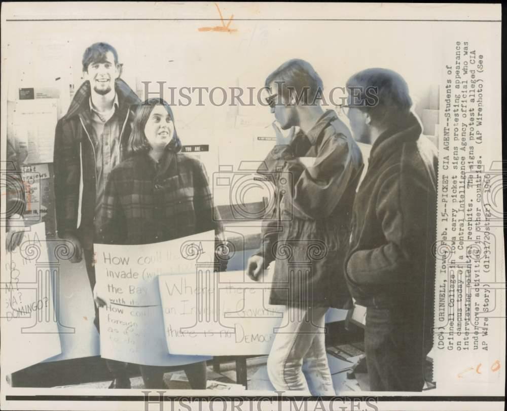 1966 Press Photo Grinnell College students protest CIA appearance on campus.