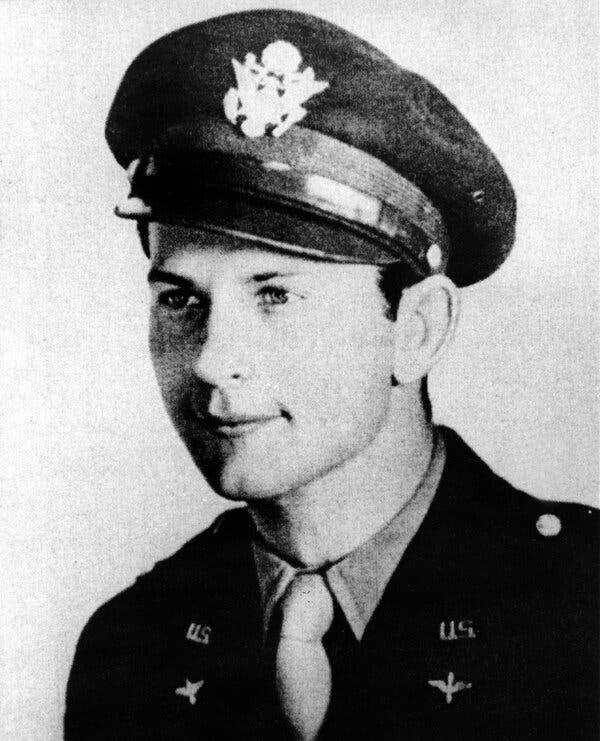A person in a military uniform

AI-generated content may be incorrect.