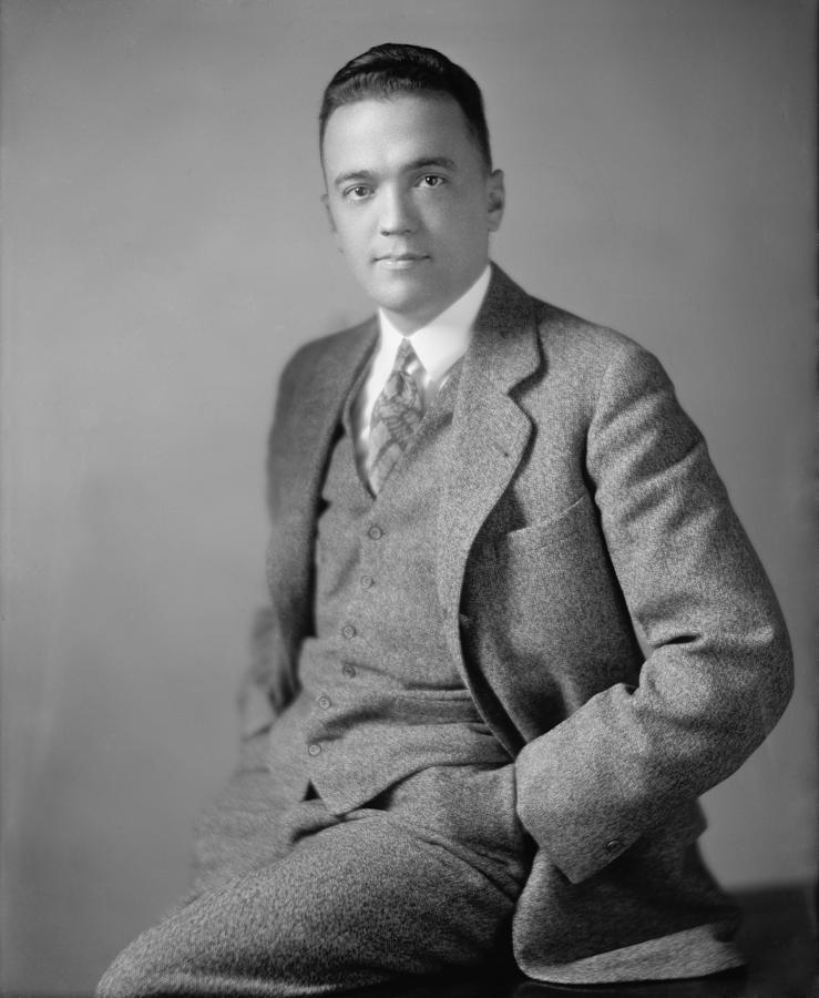 A person in a suit and tie
AI-generated content may be incorrect.