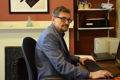A person sitting at a desk

AI-generated content may be incorrect.