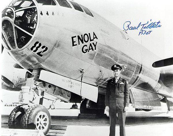 A person standing next to a plane

AI-generated content may be incorrect.