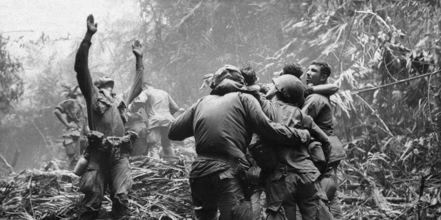 A group of soldiers carrying each other

AI-generated content may be incorrect.