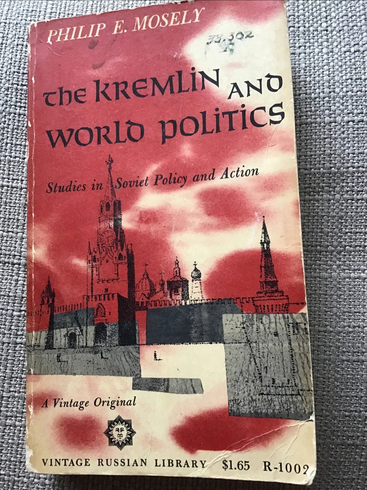 THE KREMLIN AND WORLD POLITICS BY PHILIP E. MOSELY. PB. VINTAGE BOOKS 1960 - Picture 1 of 2