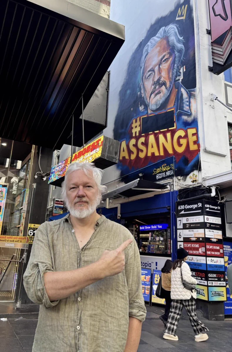 RT Intl on X: "Julian Assange finally celebrates his freedom — posing in  front of his own mural in Sydney" / X